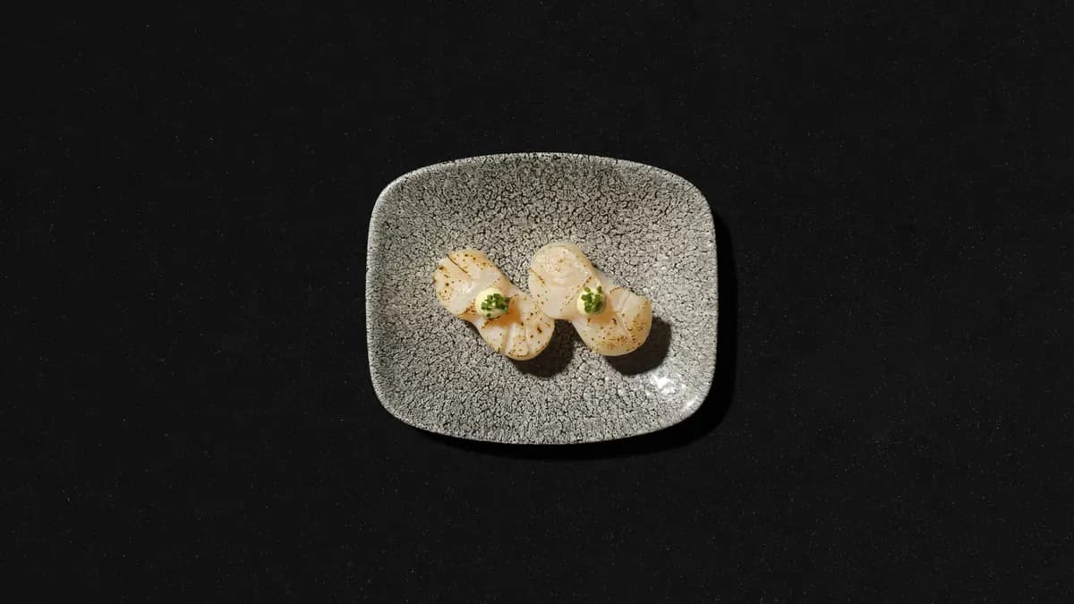 Grillattu kampasimpukka nigiri