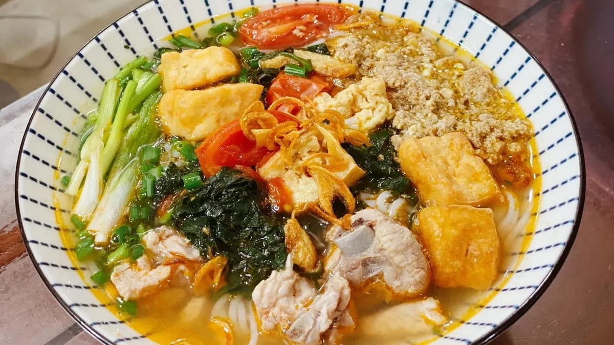 Bun rieu (Vietnamese crab noodle soup