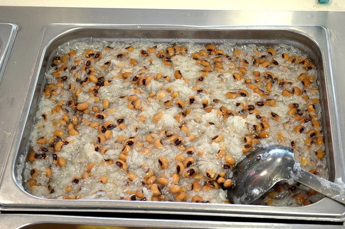 Chè đậu trắng (White bean sweetened desert)