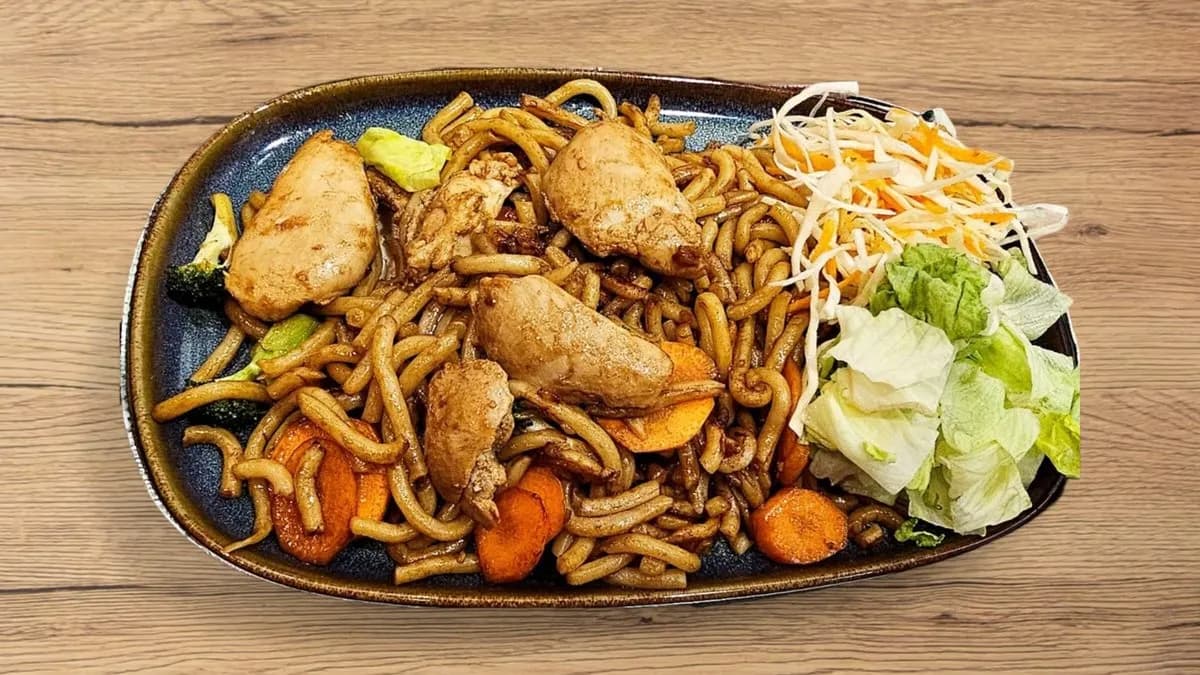 Fried noodles with chicken