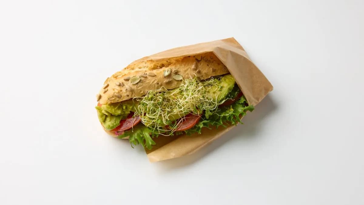 Vegaaninen punajuurihummus & avokado-sämpylä (VEG)