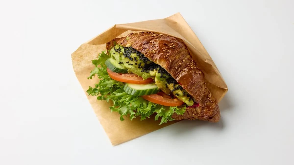 Vegaaninen punajuurihummus & avokadocroissant (VEG)