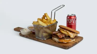 Supermegatäyslihahampurilainen