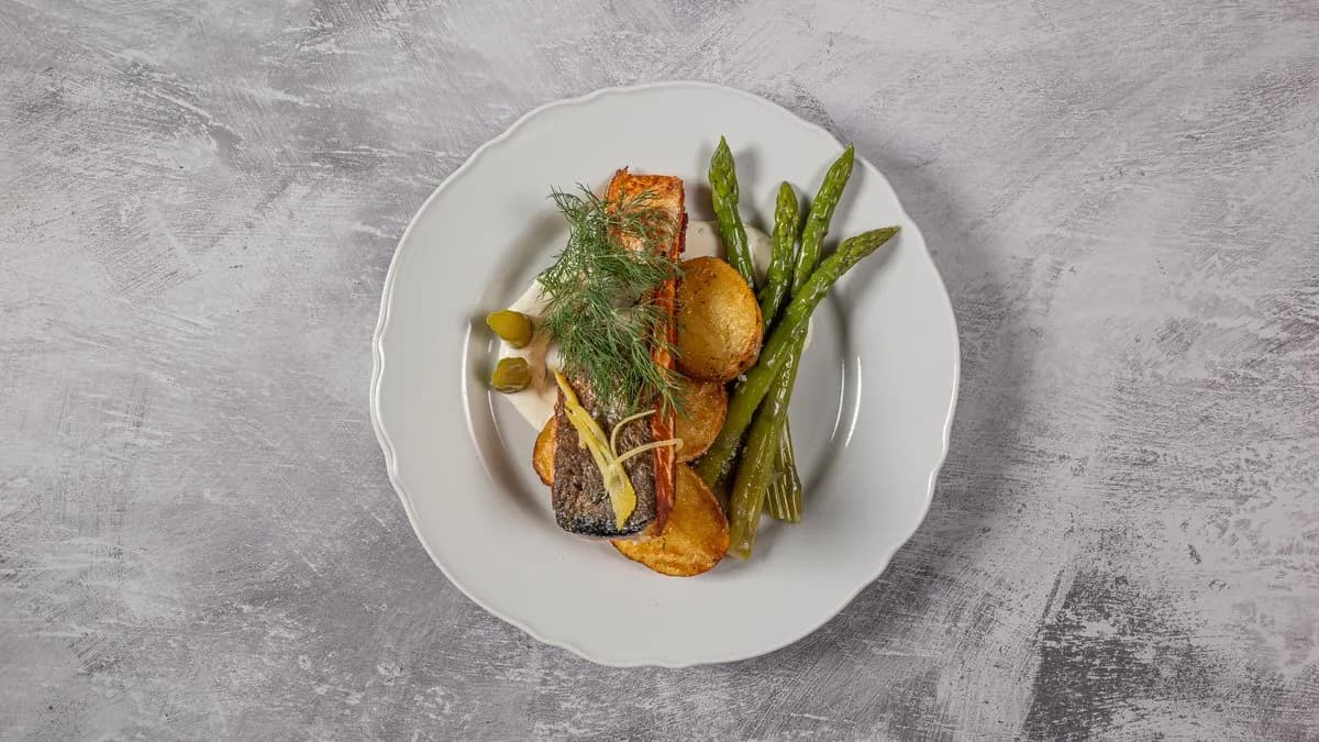 Salmone e Asparagi al Pepe Rosa