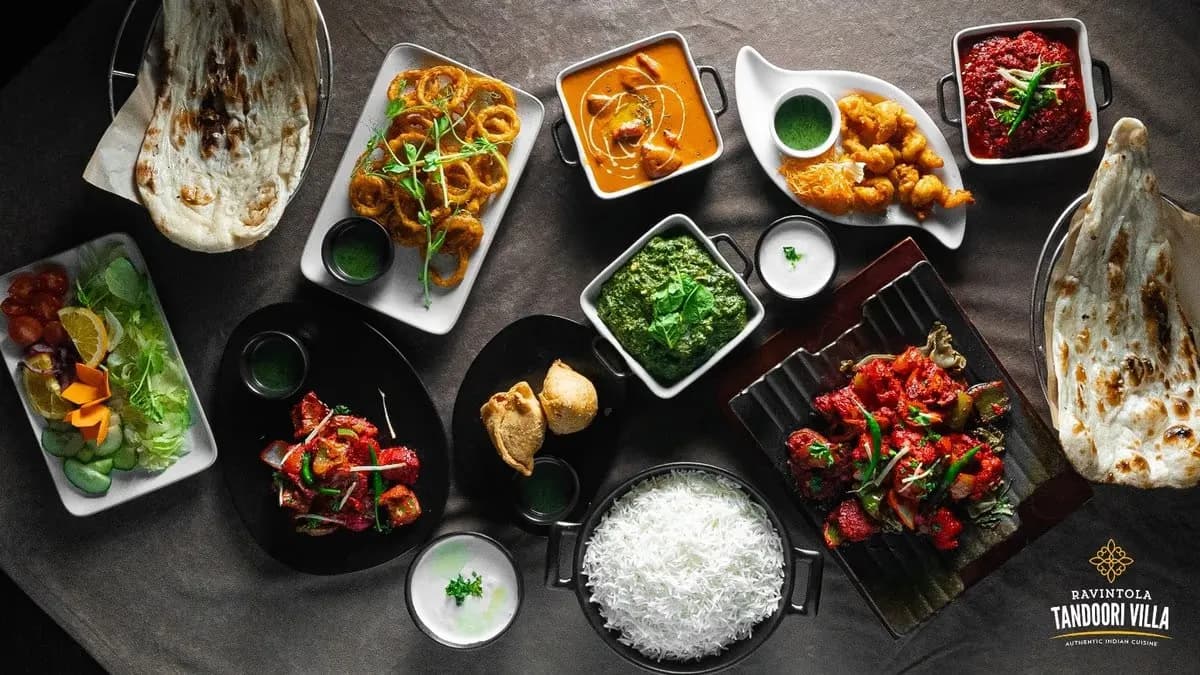 kaksi ateriaa Chili Jalfrezi ja Butter Chicken