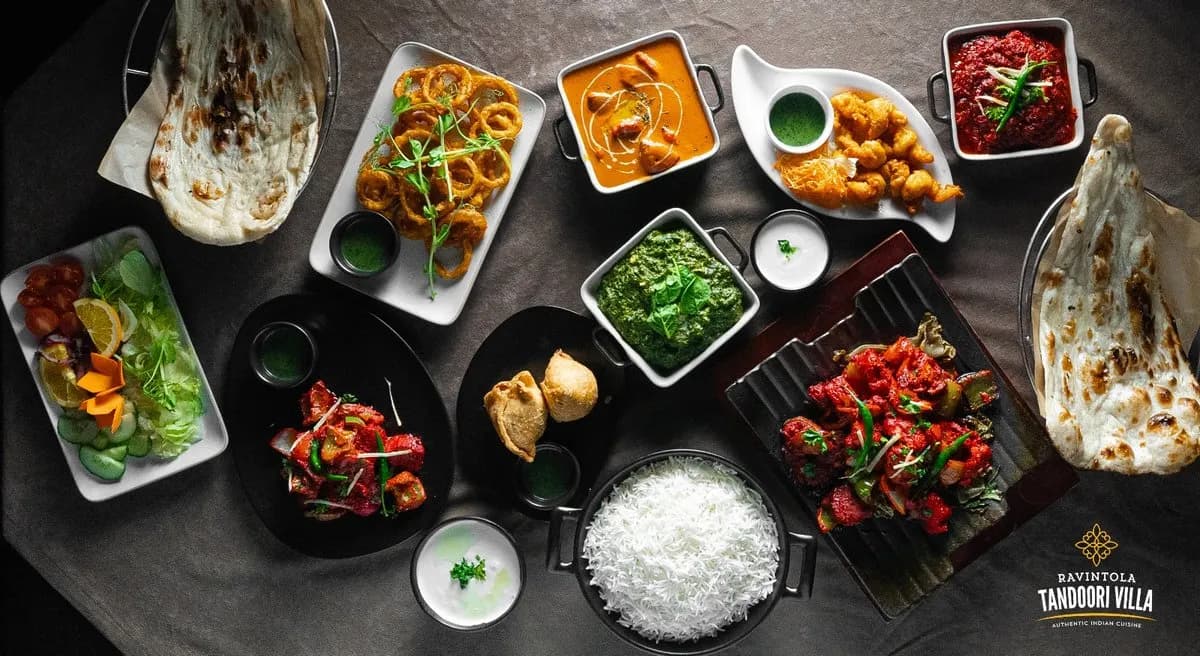 kaksi ateriaa  Saag Tofu (M.G.) ja Handi Paneer (L.G.)