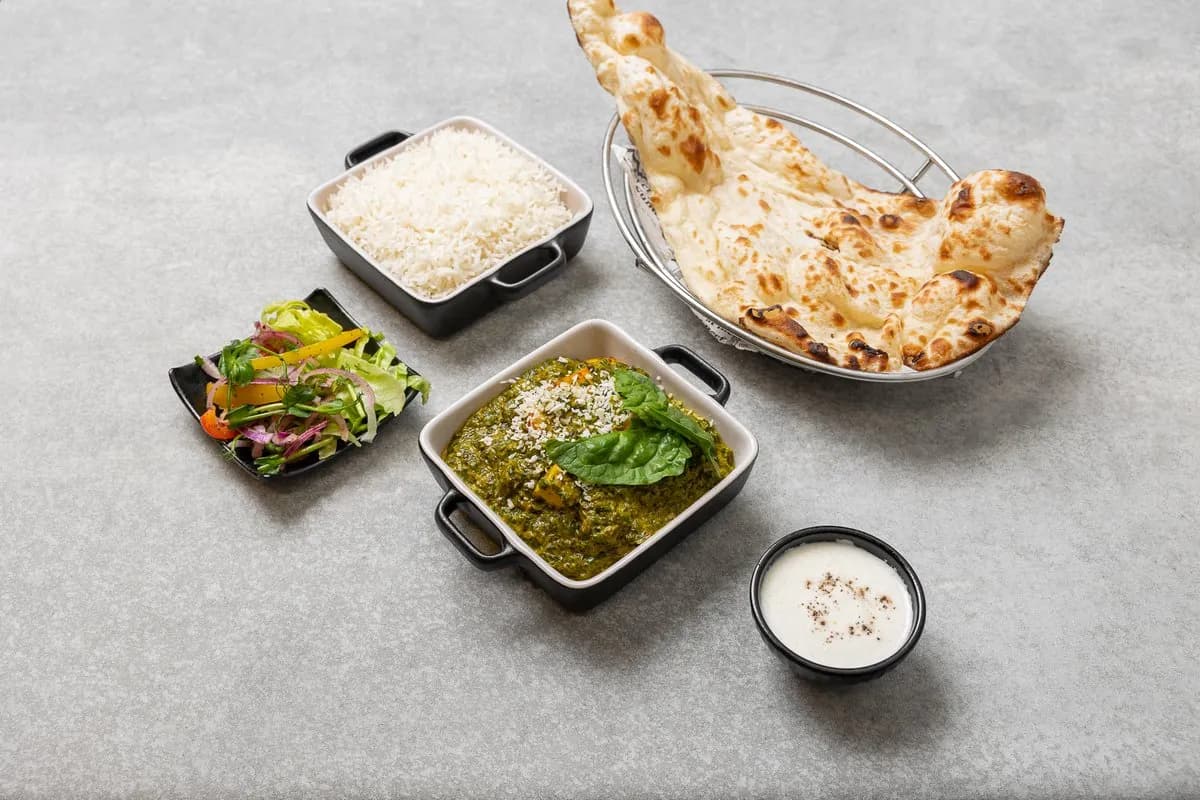 Saag Tofu + Valitse Mango lassi