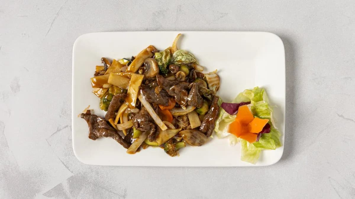 Naudanlihaa ja vihanneksia