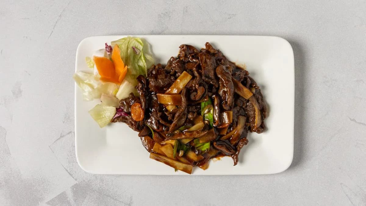 Naudanlihaa, kiinalaisia sieniä ja bambun versoja