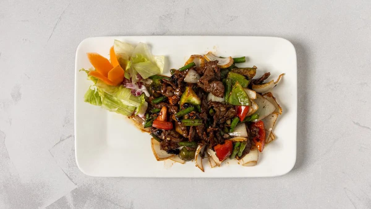 Naudanlihaa ja paprikaa mustapapukastikkeessa