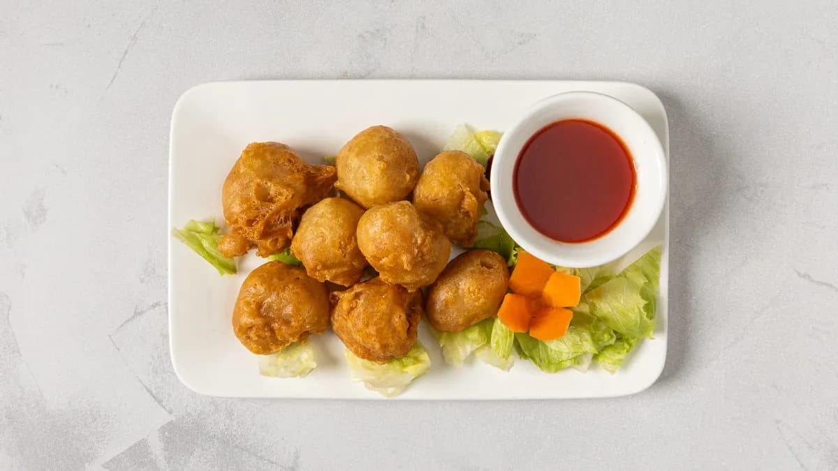 Friteerattua porsaanlihaa hapanimeläkastikkeessa