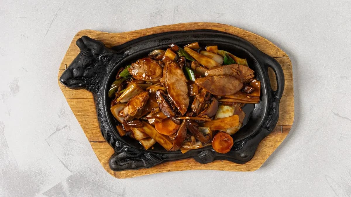 Ankkaa, kiinalaisia sieniä ja bambun versoja