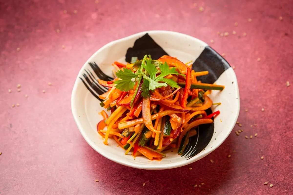 Kurkku-sipuli-porkkana-chili-korianterisalaatti