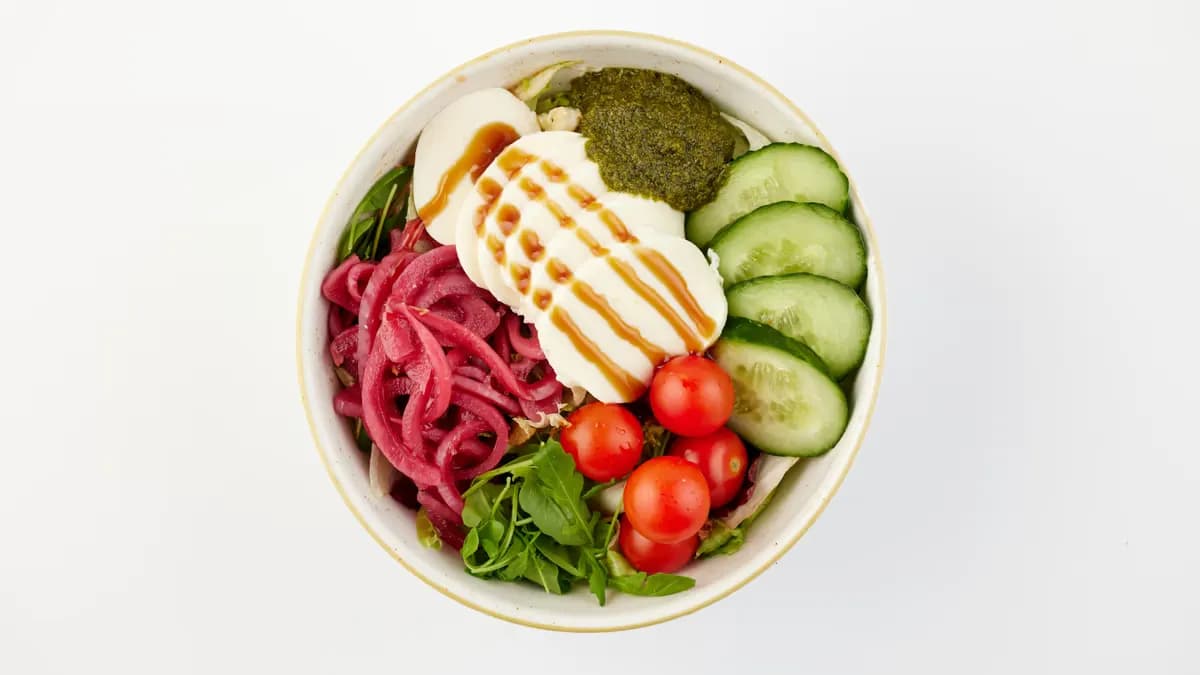 Mozzarella-Pesto Salaatti