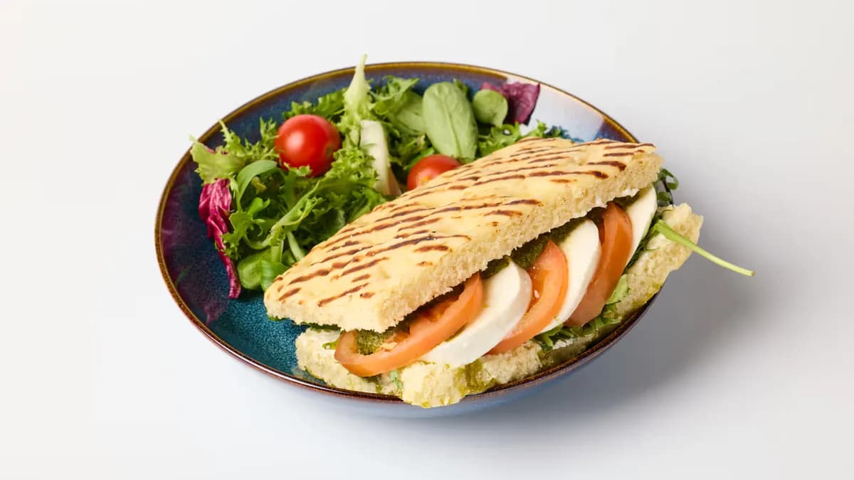 Pesto-mozzarella toast