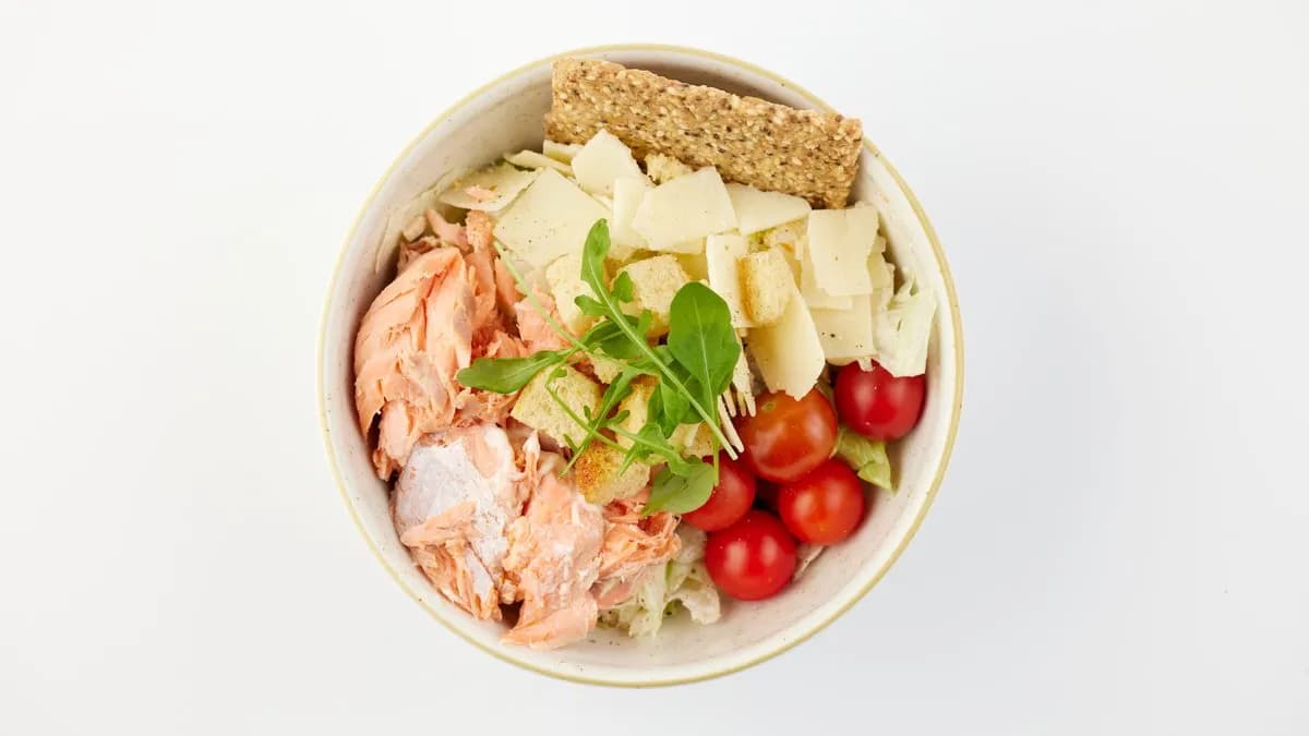 Lämminsavulohi-Caesarsalaatti