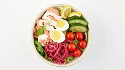 Lämminsavulohisalaatti