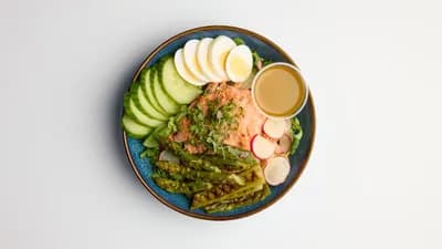 Lämminsavulohi-parsa salaatti