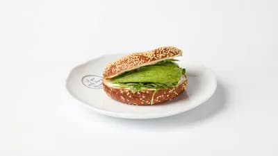 Avokado-tuorejuusto bagel