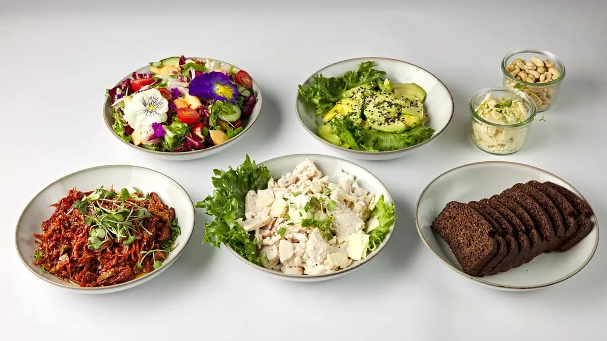 Salaatti ja juoma-kombo