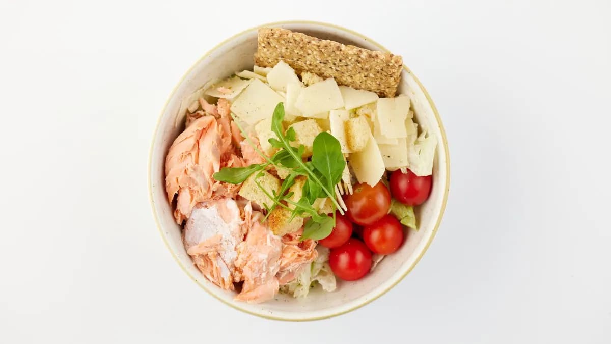 Lämminsavulohi-Caesarsalaatti