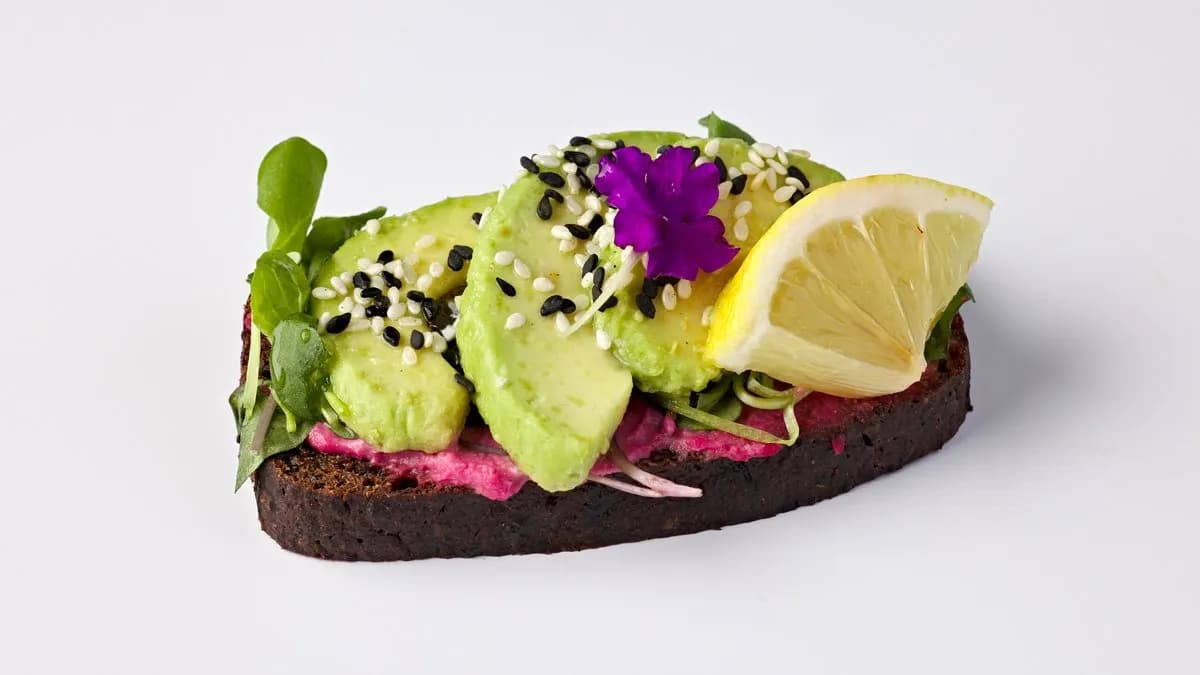 Avocado-punajuurihummus saaristolaisleipä (10kpl)