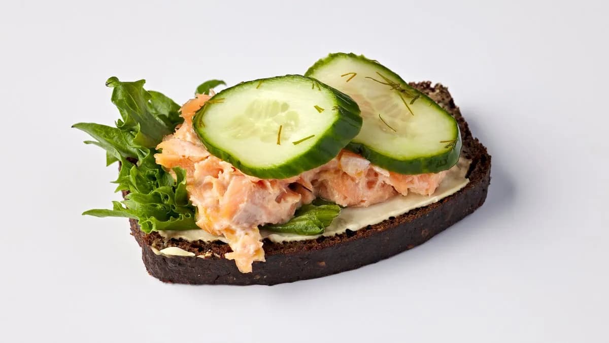 Lämminsavulohi-mummonkurkku saaristolaisleipänen (10kpl)