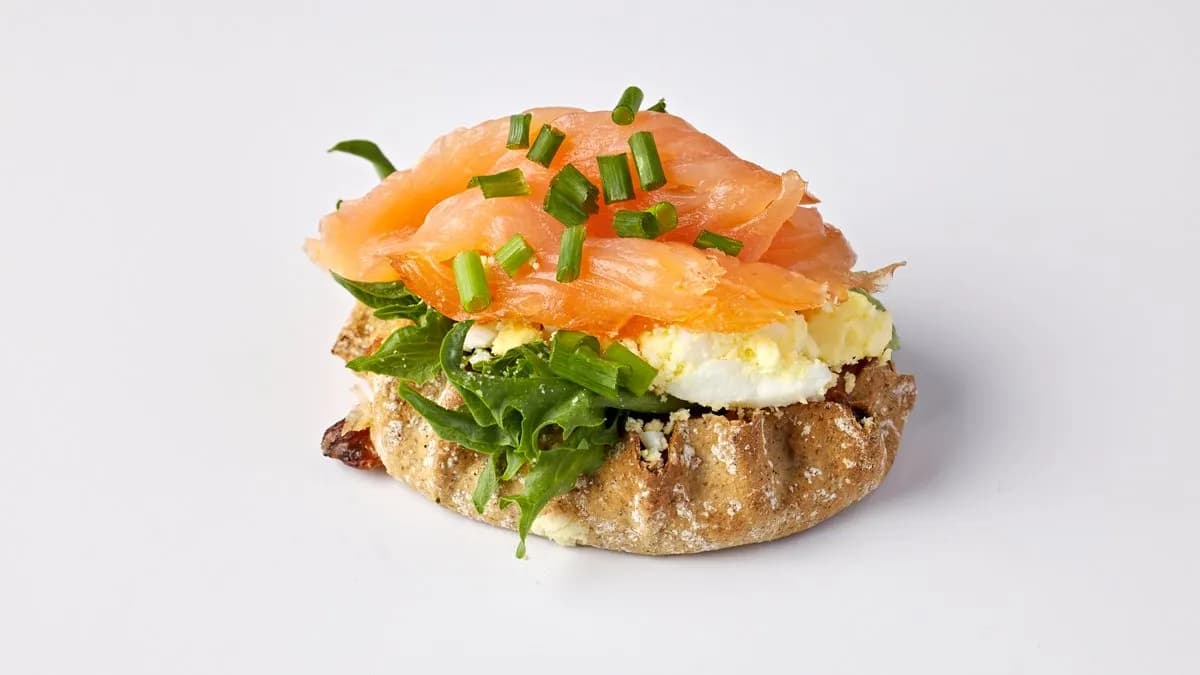 Kylmäsavulohi-munavoi sulhaspiirakka