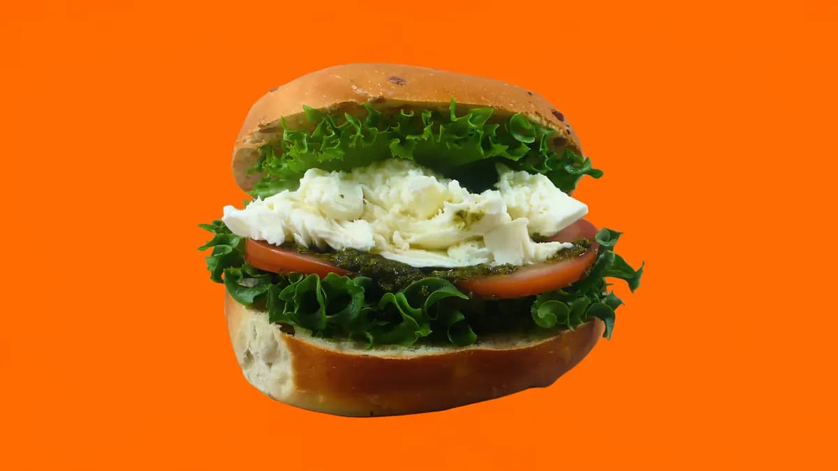 Pesto & Mozzarella Bagel 🧀