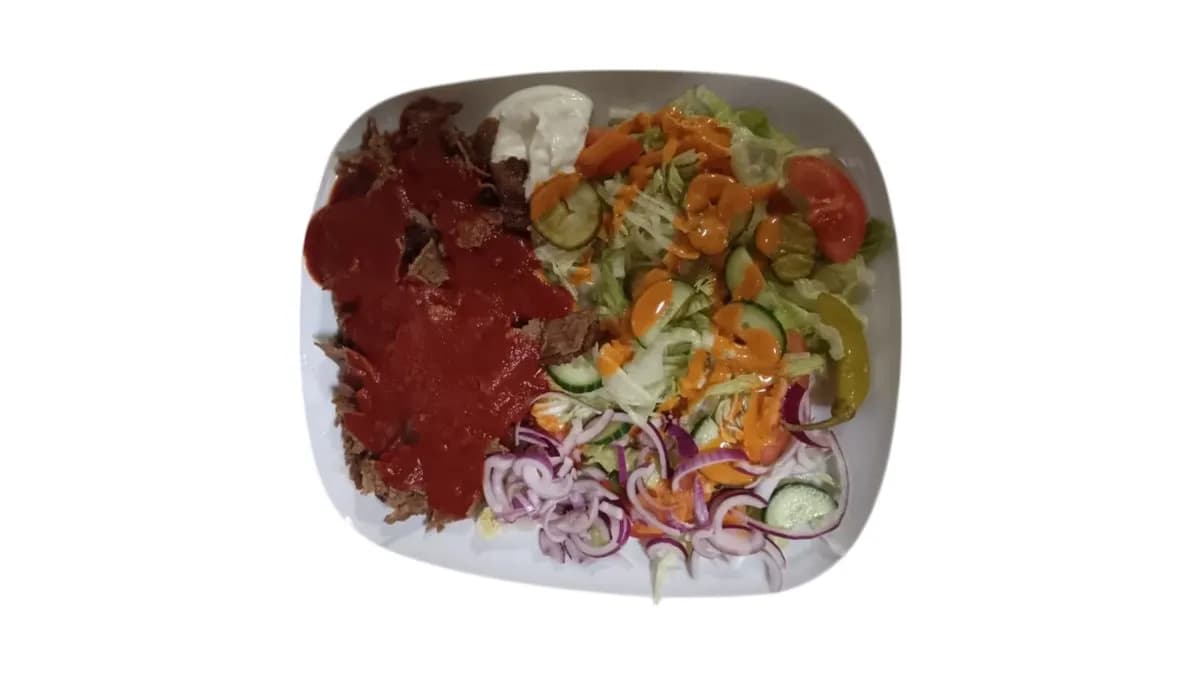 Kebab salaatilla