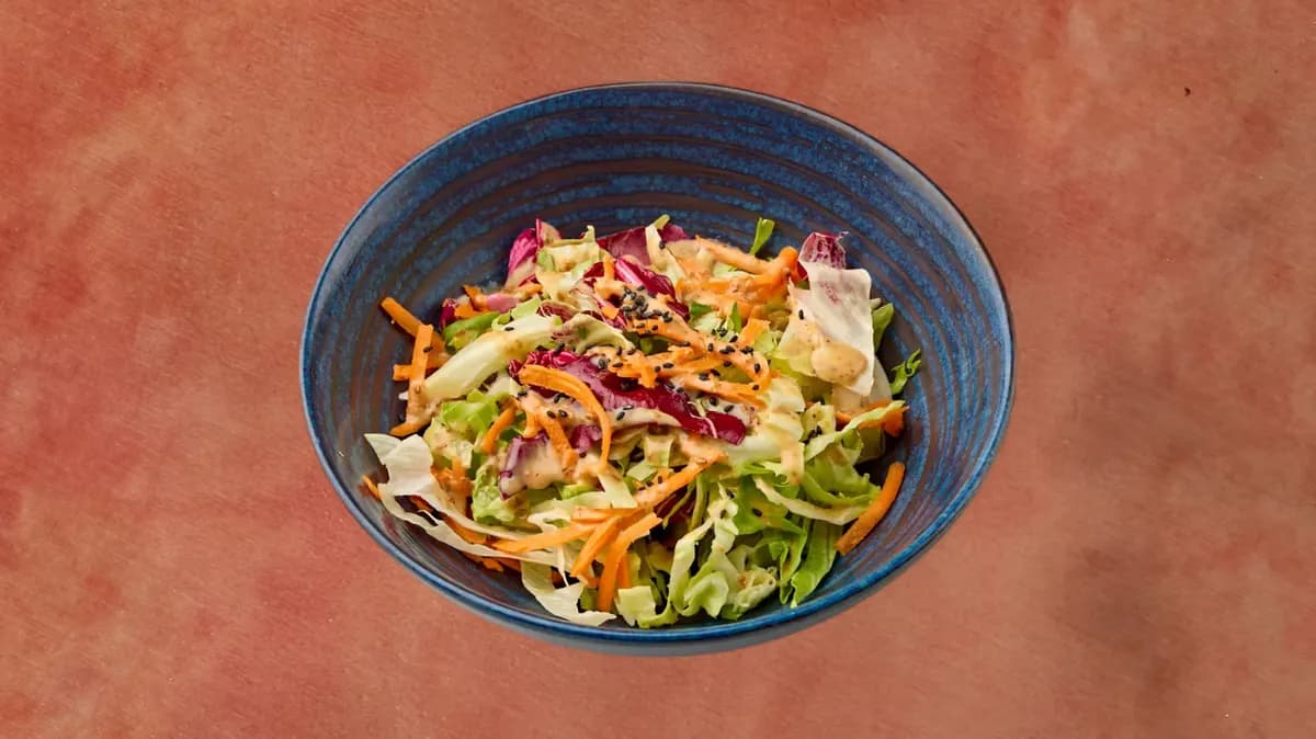 Salaatti seesamkastikkeella