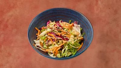 Salaatti seesamkastikkeella