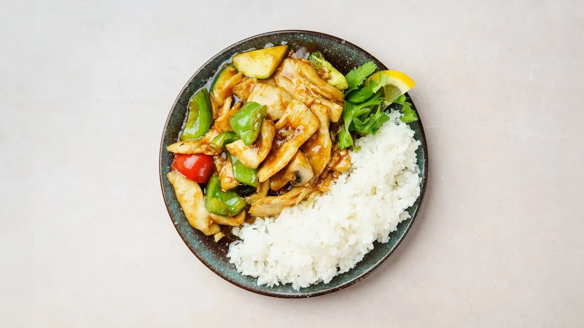 8. Kanaa valkosipulikastikkeessa