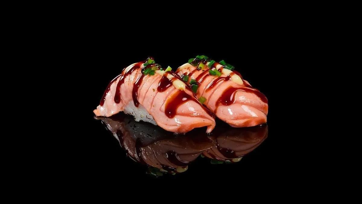 Halstrattu lohinigiri