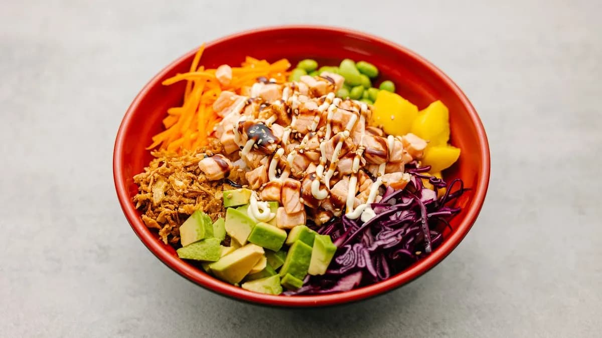 M6. Sushisama pokekulho, grillattu lohi - Sushisama Grilled Salmon Poke Bowl