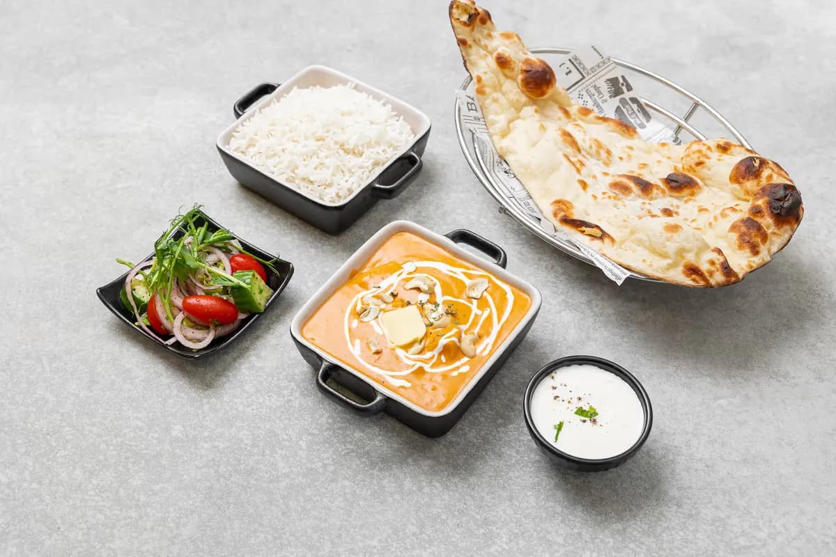 Paneer Makhani + Valitse Juoma