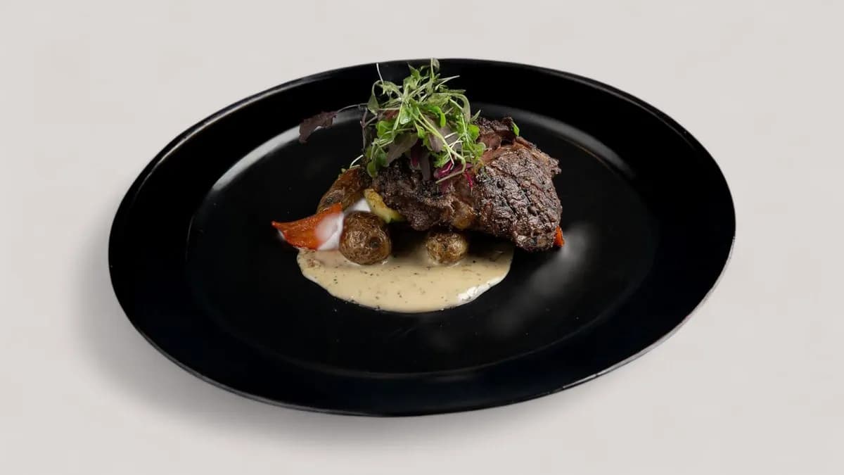 SIRLOIN STEAK AND PEPPERSAUCE WITH YOUR CHOSEN SIDE. g, l