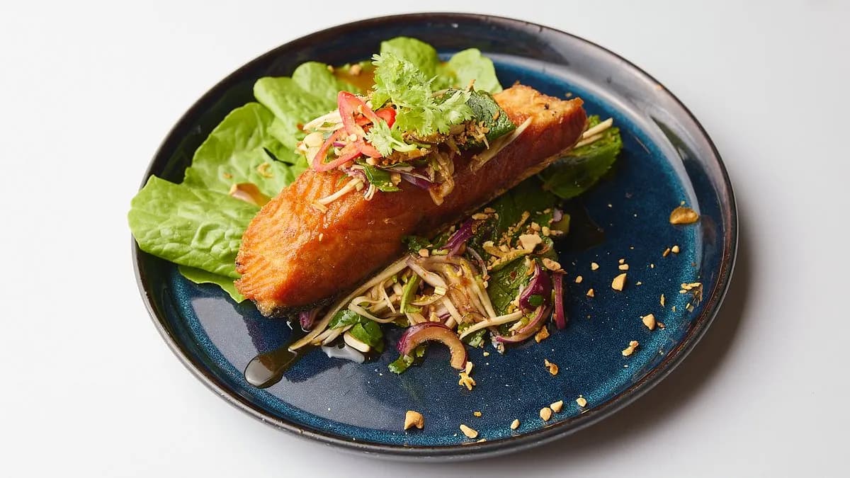 Grillattu lohisalaattia thai-kastikkeella 🌶