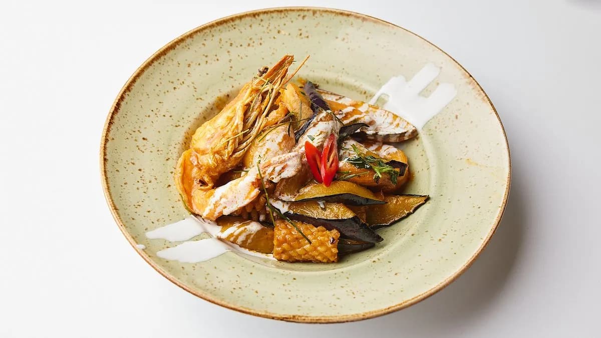 Wokattuja äyriäisiä sekä punaista currya 🌶🌶