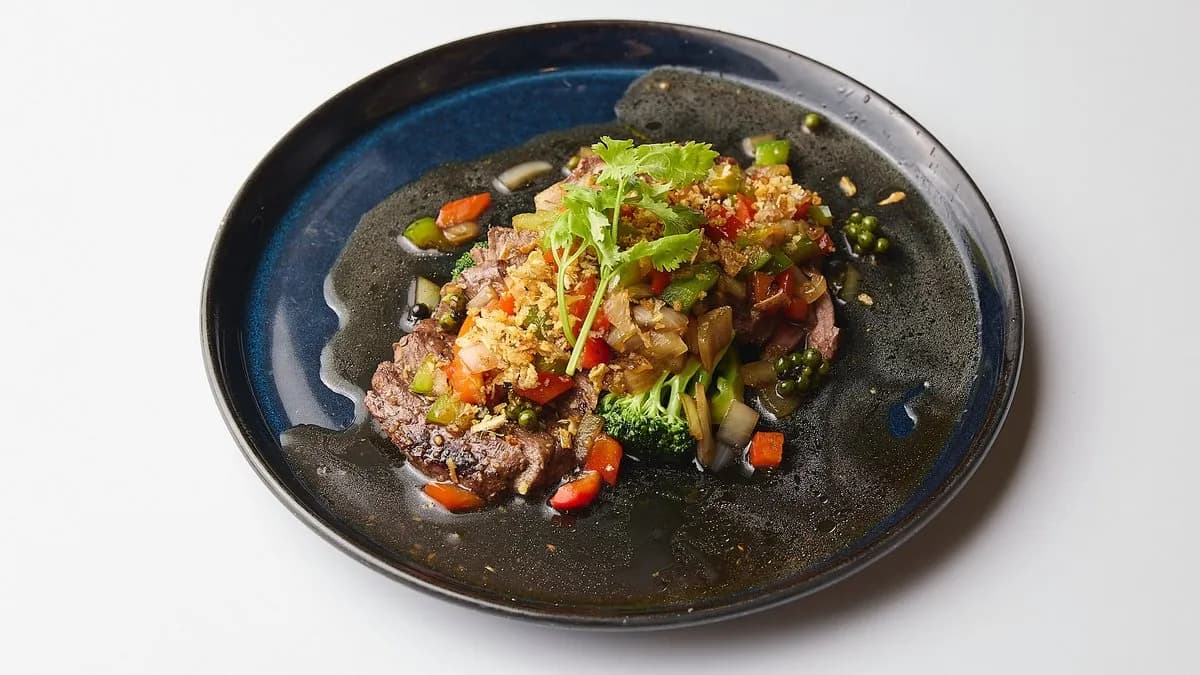 Naudan Entrecote valkosipulilla ja viherpippurikastikkeella