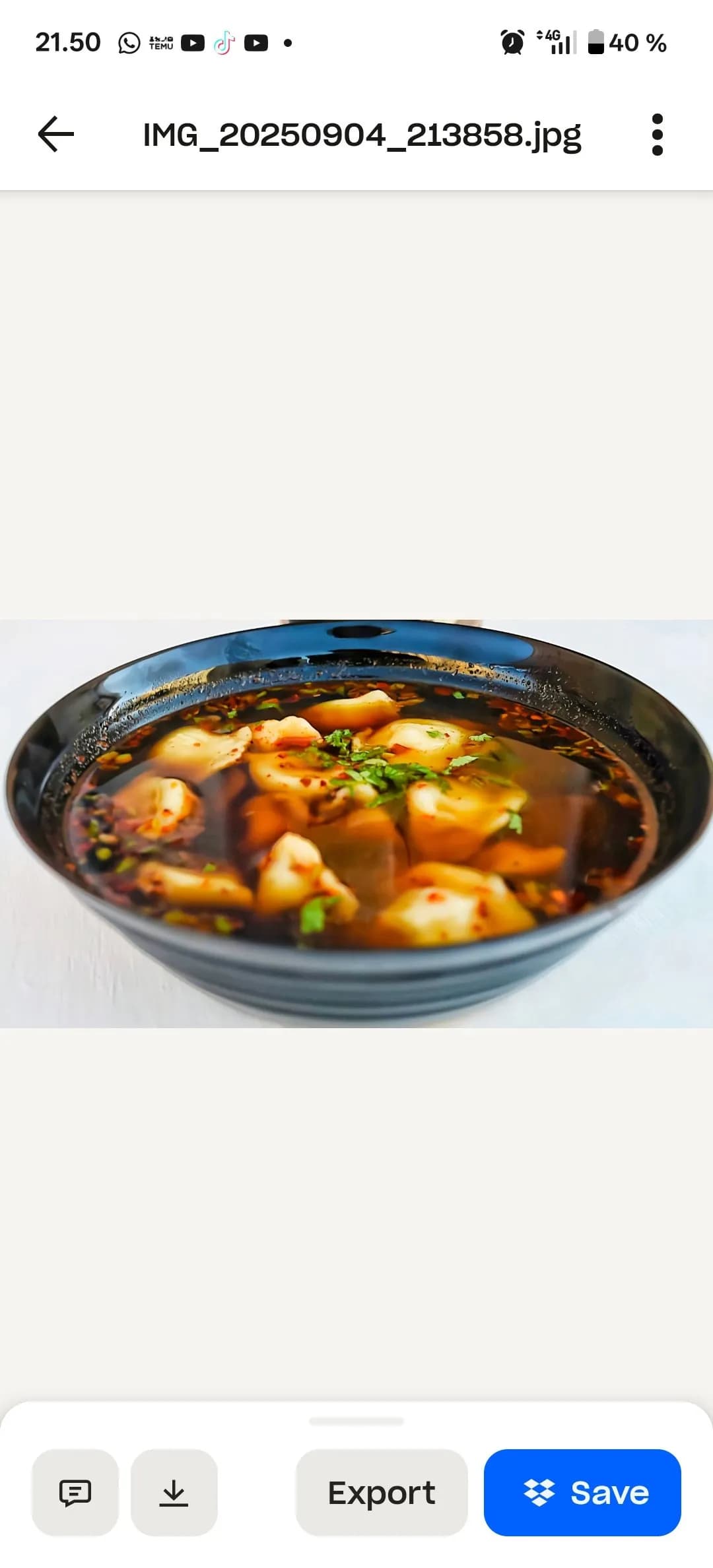 Keitetyt dumplingsit tulisessa liemessä