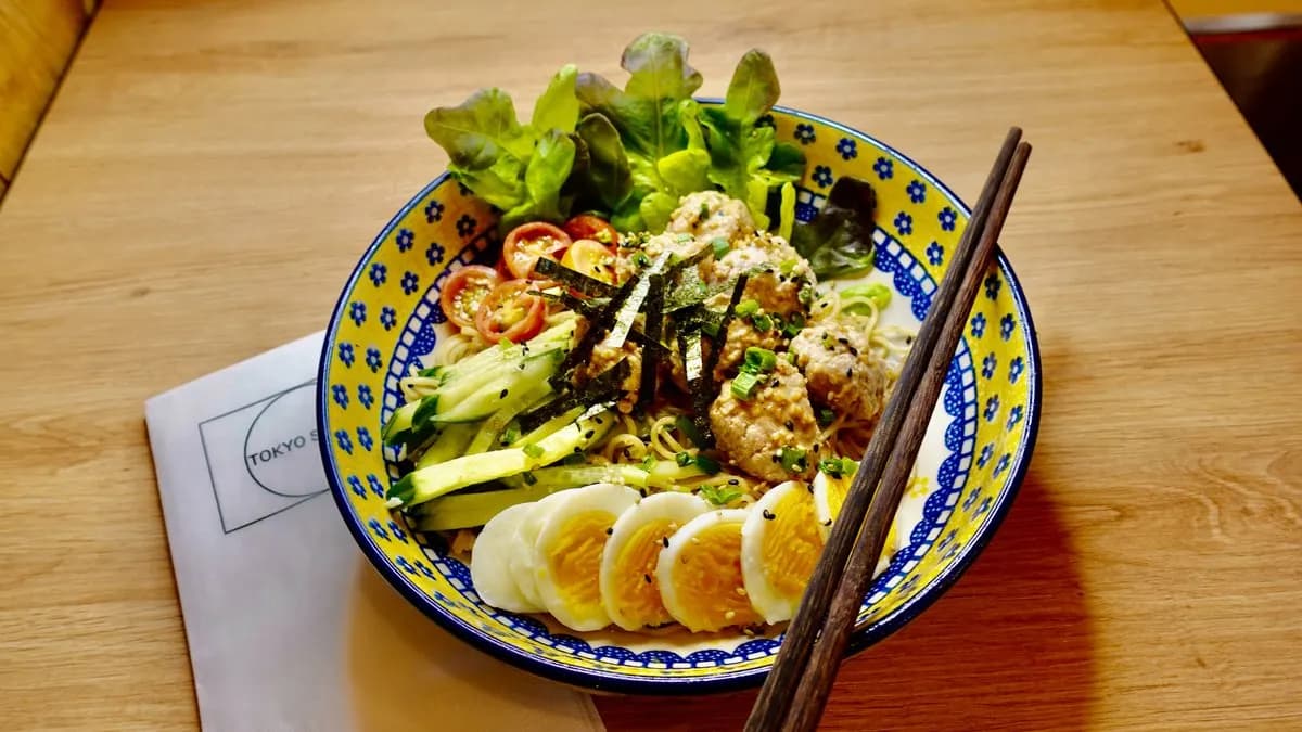 Chicken Fillet with organic noodles and salad
