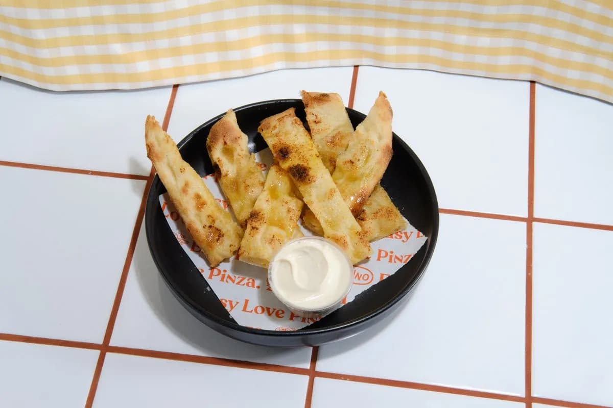 1. Valkosipulinäpit + valitsemasi dippi