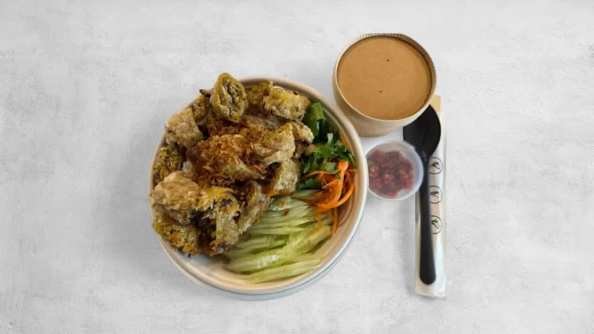 Bun cha gio - noodles with spring rolls