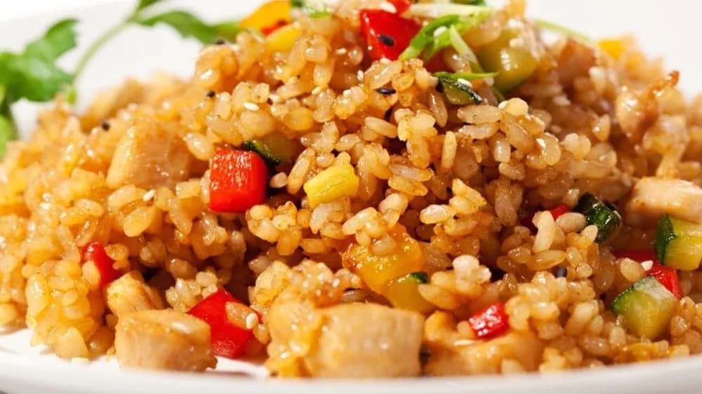 Nepalilaistyylinen kasvispaistettua riisiä