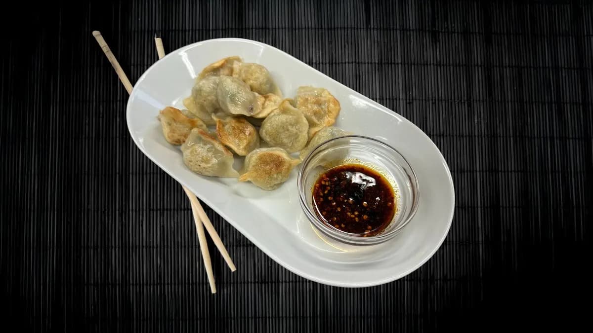 Pan Fried Dumplings (14pcs) / Paistetut Dumplingeja (14kpl) / 煎饺 (14个)