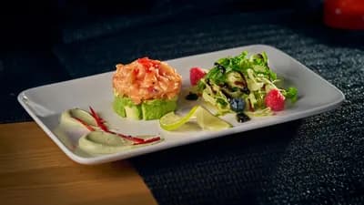 Lohi-avokadosalaatti