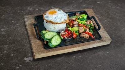 46. Pad ka nah moo korb khai dao