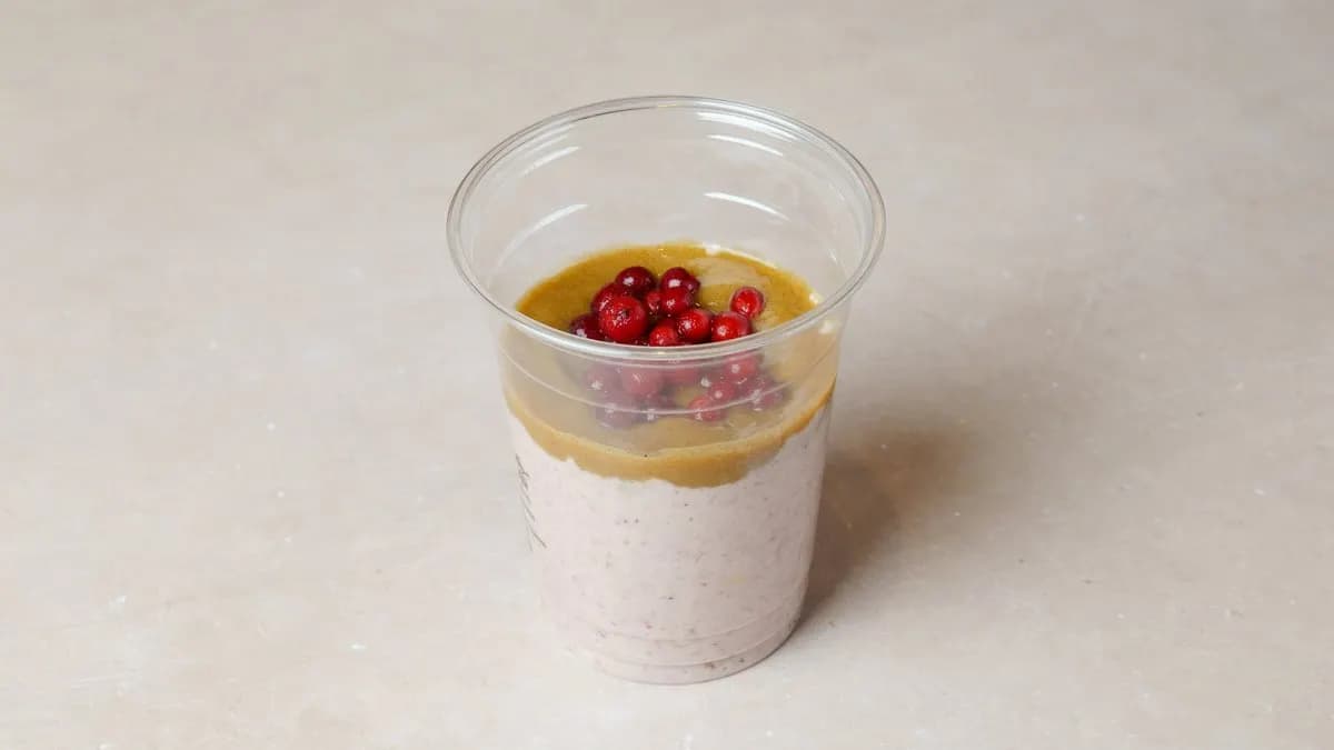 Lingonberry raw porridge with date caramel